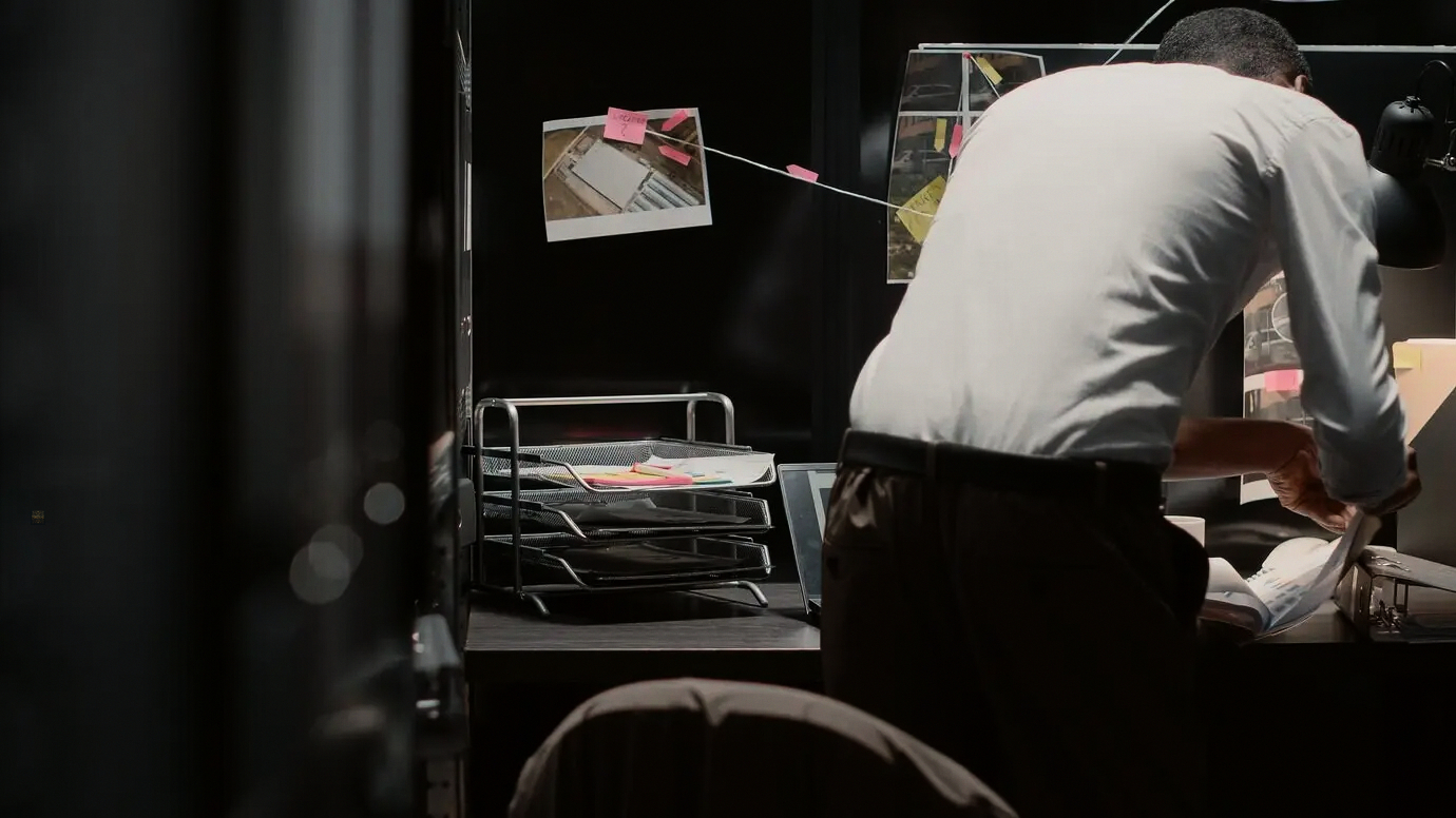 Equipo directivo revisando KPIs de consultoría B2B y eficiencia operativa